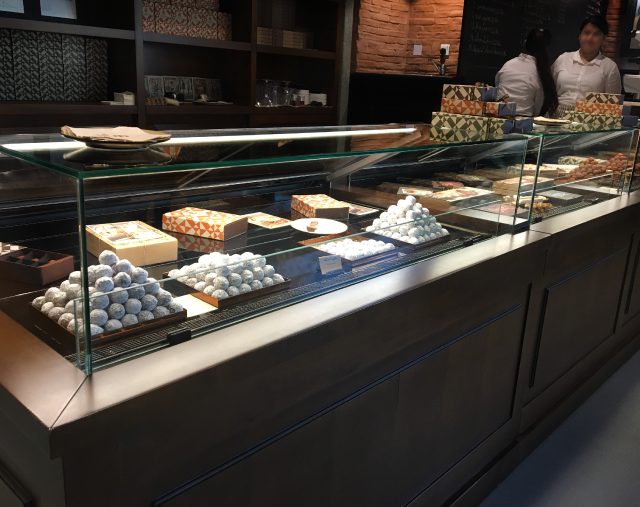 LUCIS display cases for Chocolates and Bonbons from JORDÃO.