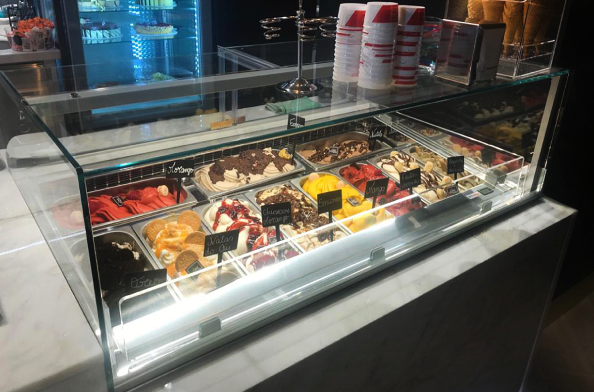 Modelo para exposição e serviço de gelado. | Ice-cream counter model.