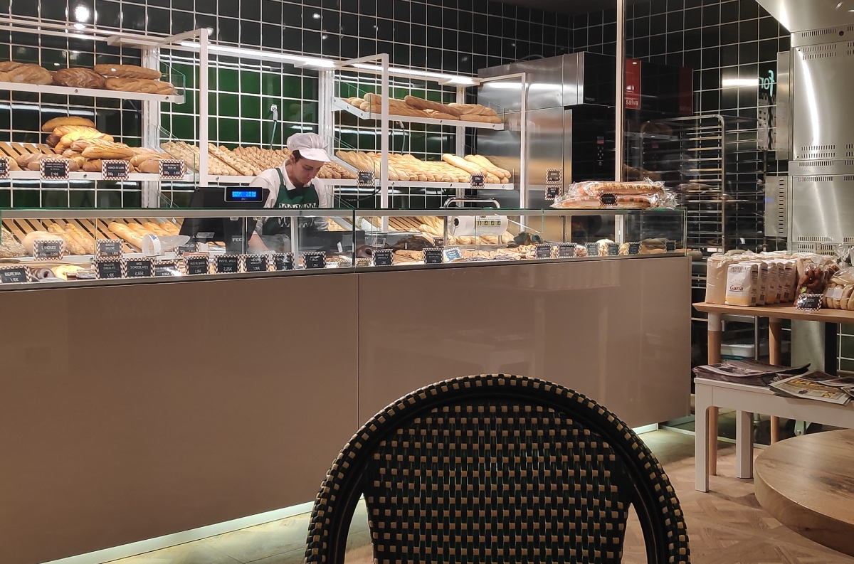 Vitrinas MINIMAL e expositores verticais para pão e bolos URBAN | MINIMAL display cases and URBAN bread wall displays | Vitrines MINIMAL et URBAN presentoirs