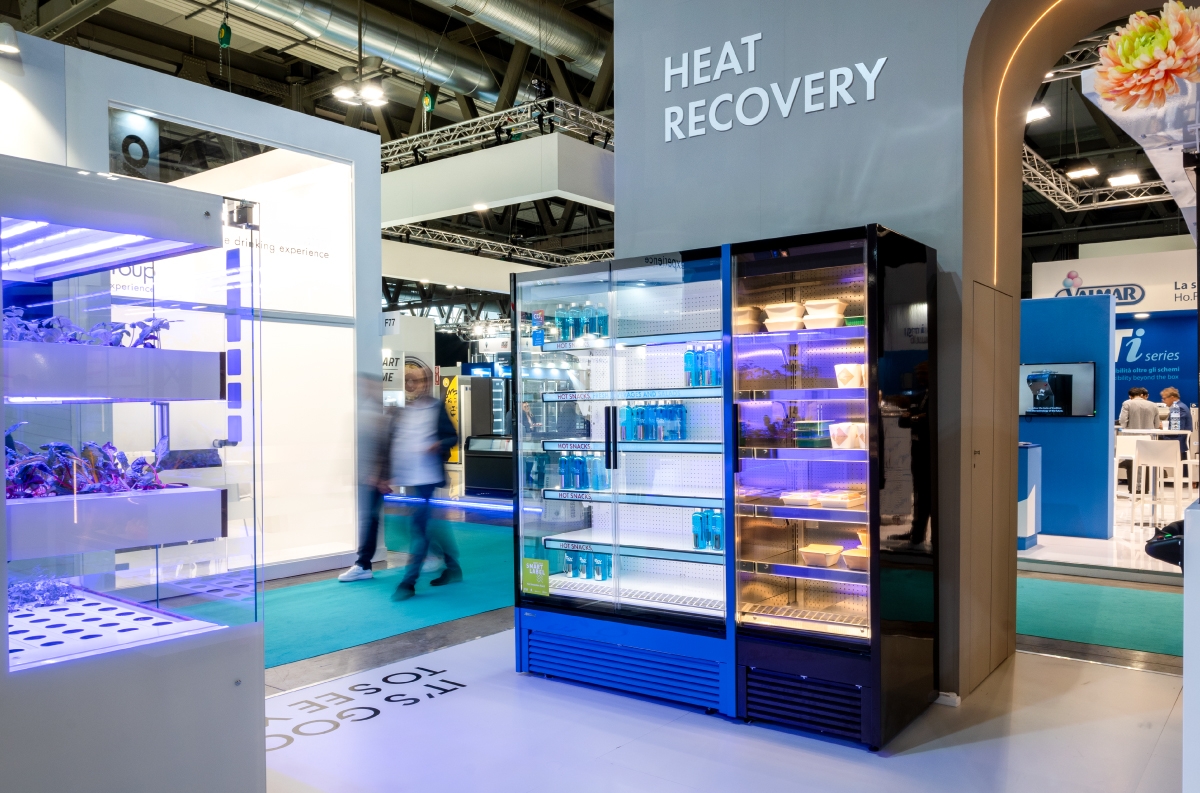 Expositor vertical multitemperatura Futuro 2 com sistema de recuperação de calor | Multi-temperature display with heat recovery system. Host 2023 Smart Label award.
