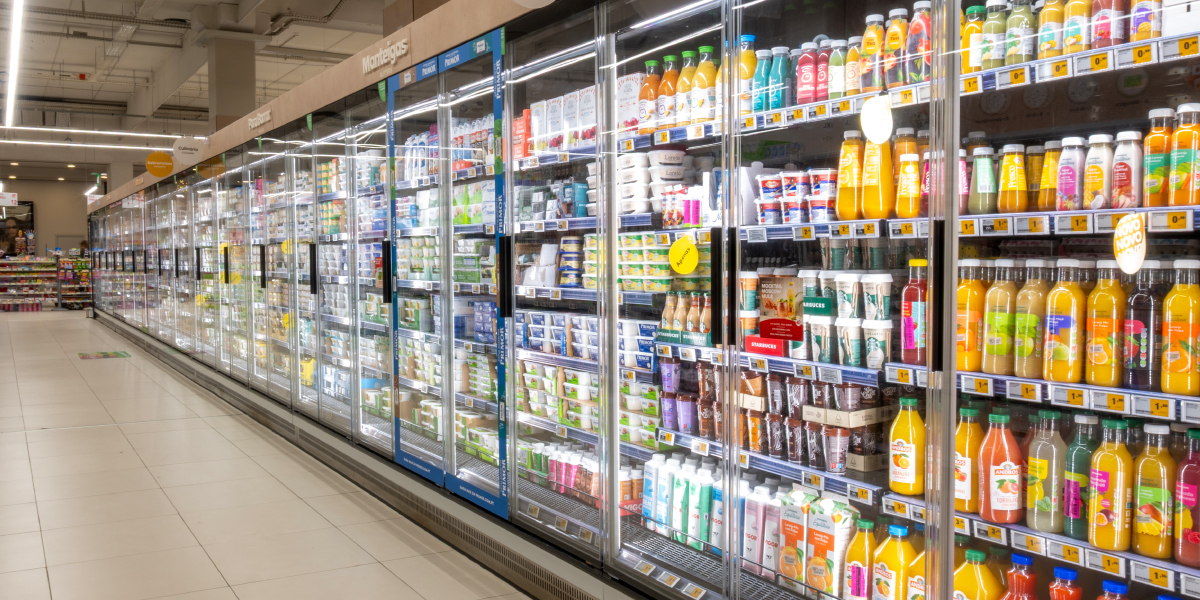 Linha cont&iacute;nua de murais refrigerados FUTURO 2 em supermercado