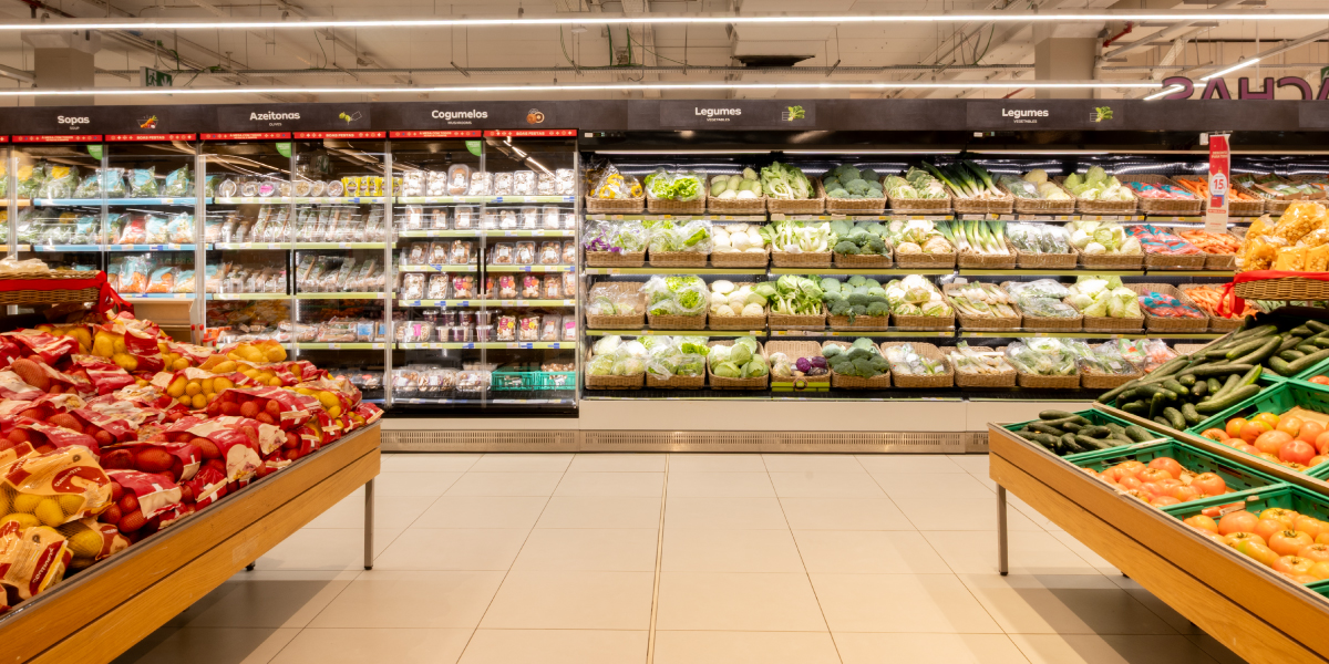 Linha cont&iacute;nua de murais refrigerados FUTURO 2 em supermercado