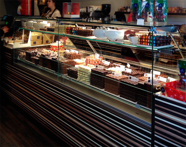 E-LINE display cases for Chocolates from JORDAO.